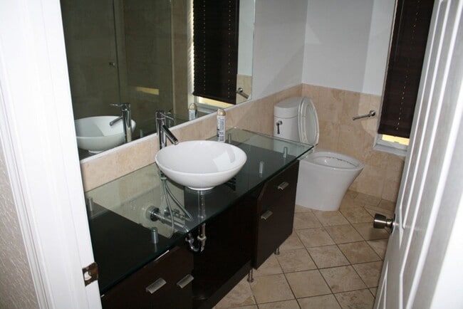 Building Photo - Beautiful 3 Bedroom two Bath