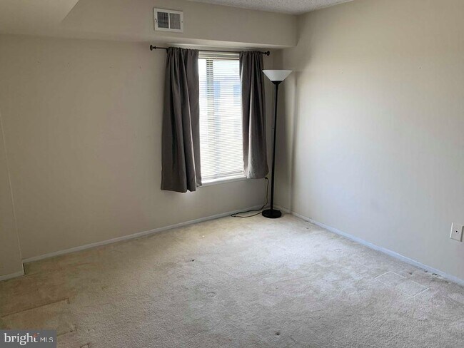 Building Photo - 4500 S Four Mile Run Dr