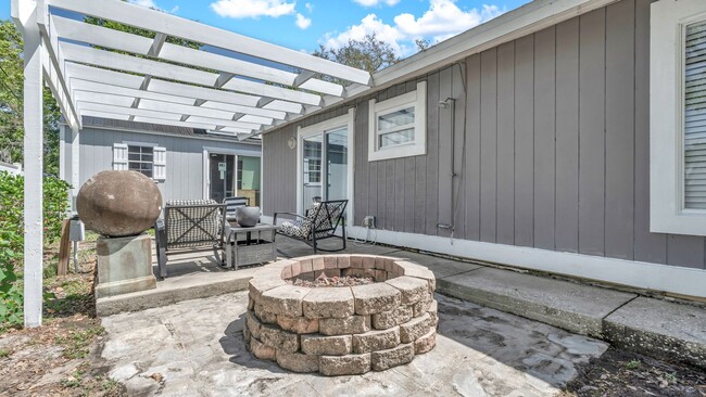 Building Photo - Fantastic 3br/3ba/2car gar home/pool in Pa...