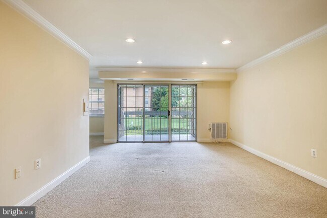 Building Photo - 1952 Kennedy Dr