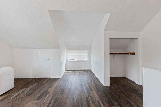 Building Photo - 2 Bedroom 2 Bathroom on College Street!