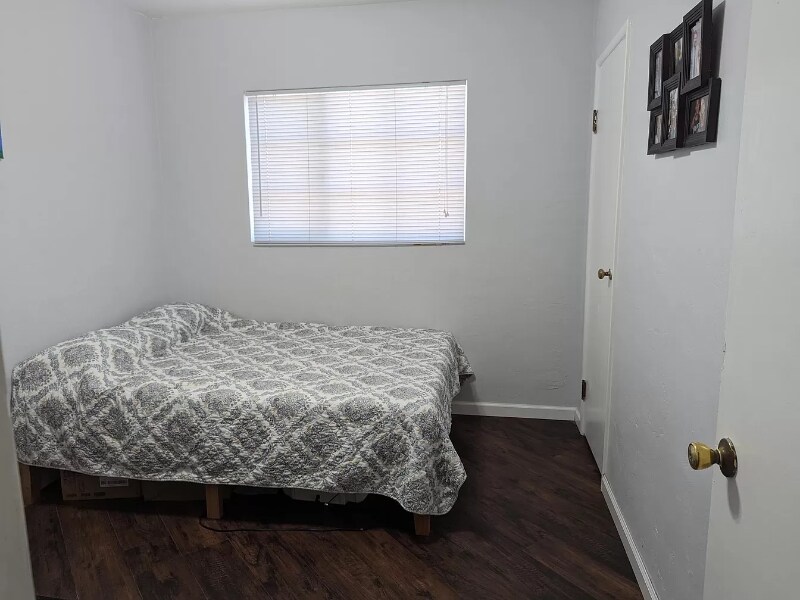 Building Photo - 1634 E 12th St