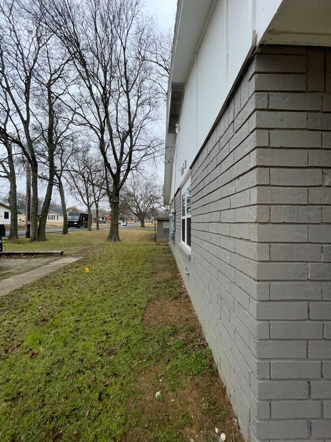 Building Photo - Remodeled w/ granite and new appliances