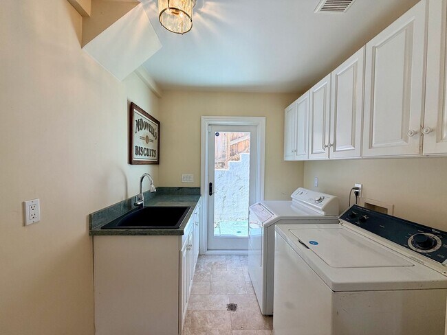 Building Photo - For Rent Available Now - Furnished House 3+BR 2.5Ba in Del Mar, charming furnished home in the hi...