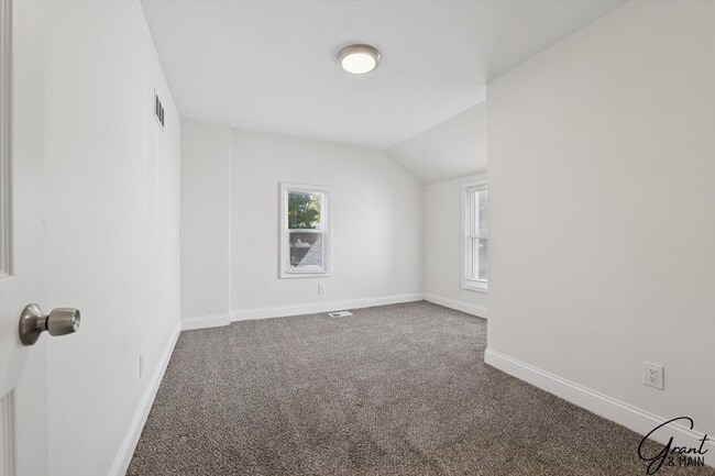 Building Photo - $1300 - Renovated 3 Bedroom