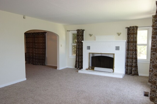Building Photo - ? Charming Country Home Available November! ?
