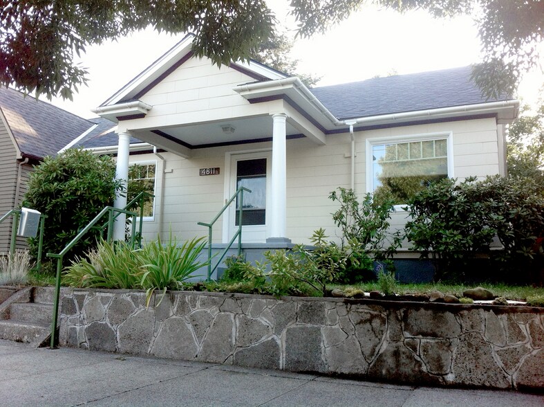 4 block walk to New Seasons Market! 1 block to Alberta St. 95 walk score. 95 Bike. It is so quiet and idyllic 1 block off Alberta, and yet so close to everything that makes Portland, wel... Portland! - 4811 NE 31st Ave