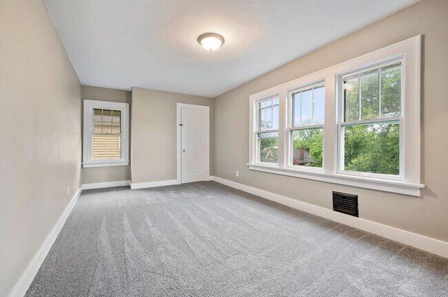 Building Photo - Updated 3 Bed, 1 Bath with Central AC, Laundry in Basement! Available Early June