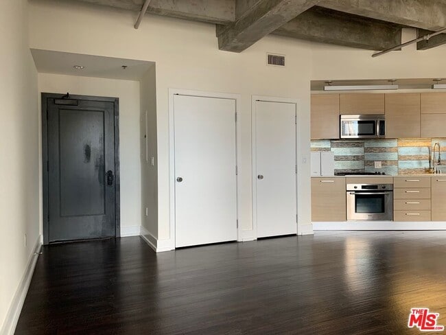 Building Photo - 727 W 7th St