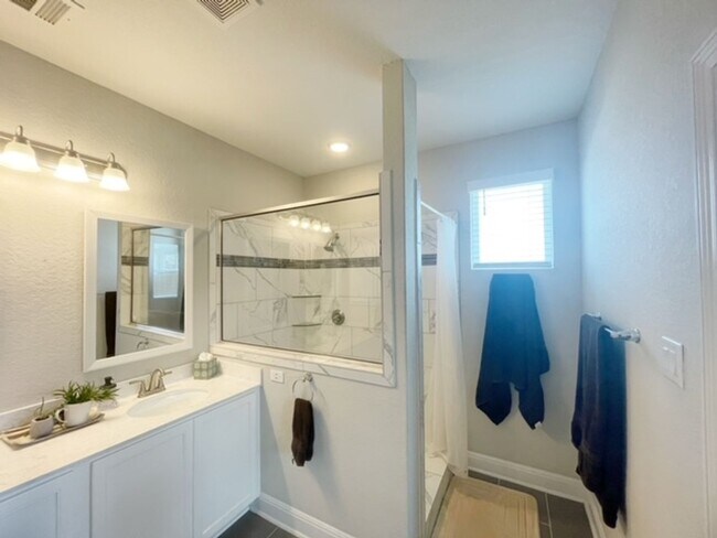 Building Photo - This stunning, 4BED/2BATH, well maintained...