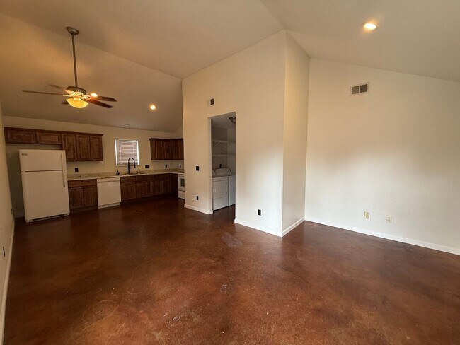 Building Photo - 636 W Oak Ave