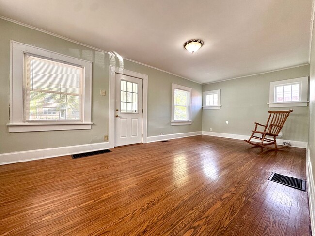 Building Photo - Charming 2 Bedroom 1 Bath House