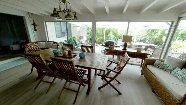 Large Dining table with garden view - 426 Ilimano St