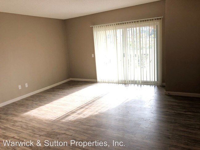 Building Photo - 39-39 Oaklawn Ave