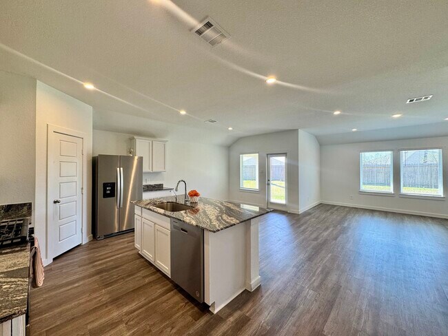 Building Photo - 1102 Rayburn Dr