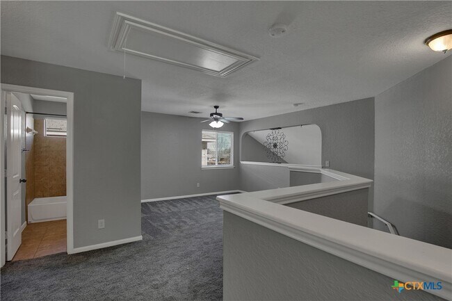 Building Photo - 240 Oak Creek Way