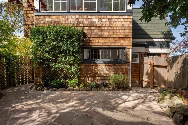 Building Photo - 3033 Divisadero St