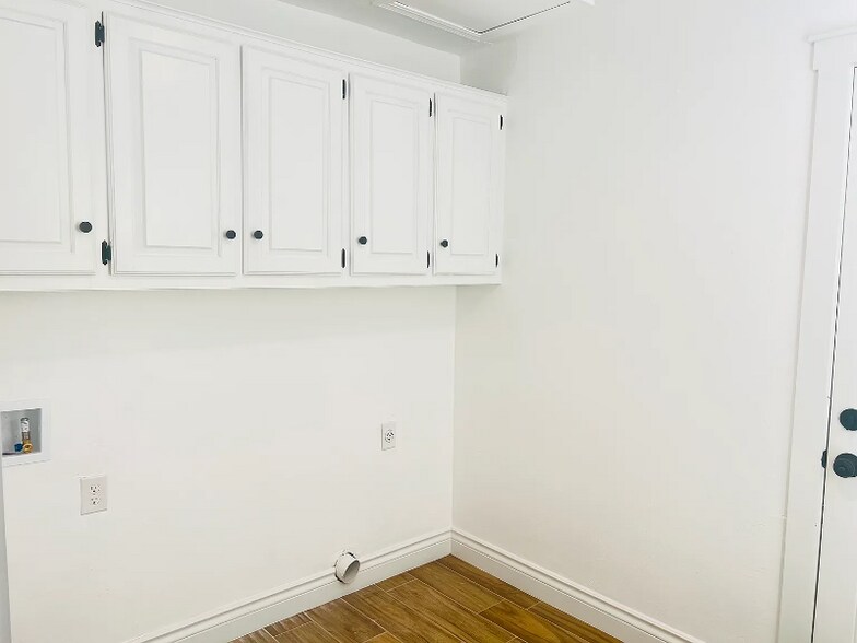 Building Photo - 4041 Thunderbird Dr