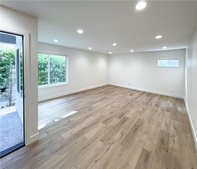 Building Photo - 206 Avenida Victoria