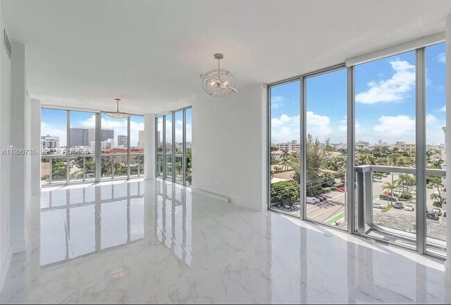 Building Photo - 9940 W Bay Harbor Dr