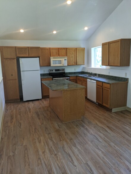 Building Photo - 14301 Mill Ct