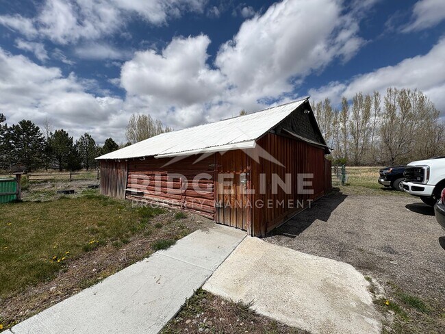 Building Photo - 2 Bed Home on .96 Acres!