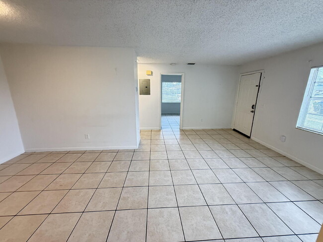 Building Photo - Charming 1-Bedroom Spacious Retreat in Bra...