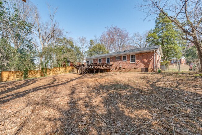 Building Photo - Cute 3-Bedroom Brick Ranch in Oakhurst!
