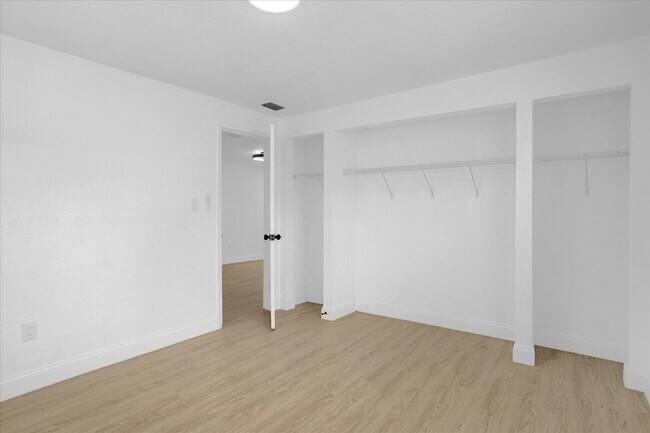 Building Photo - 812 W Miller St