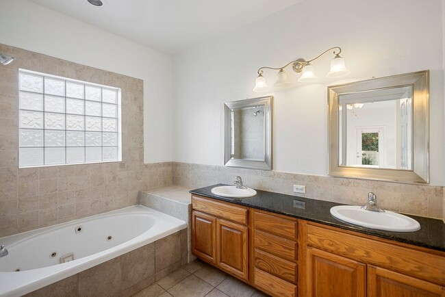 Building Photo - New Rental!!