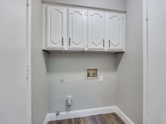 Building Photo - 2623 Summertree Dr