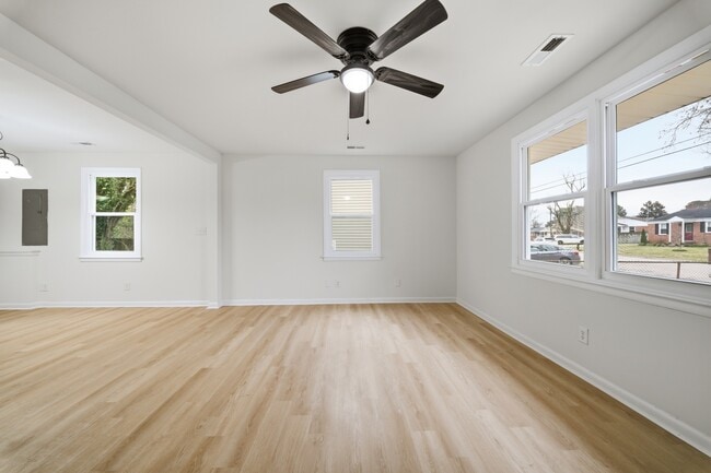 Building Photo - 3021 Menands Dr