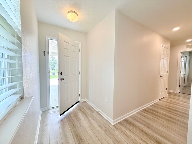 Building Photo - Beautiful 4BR Home with Open Floor Plan & Fully Fenced Backyard