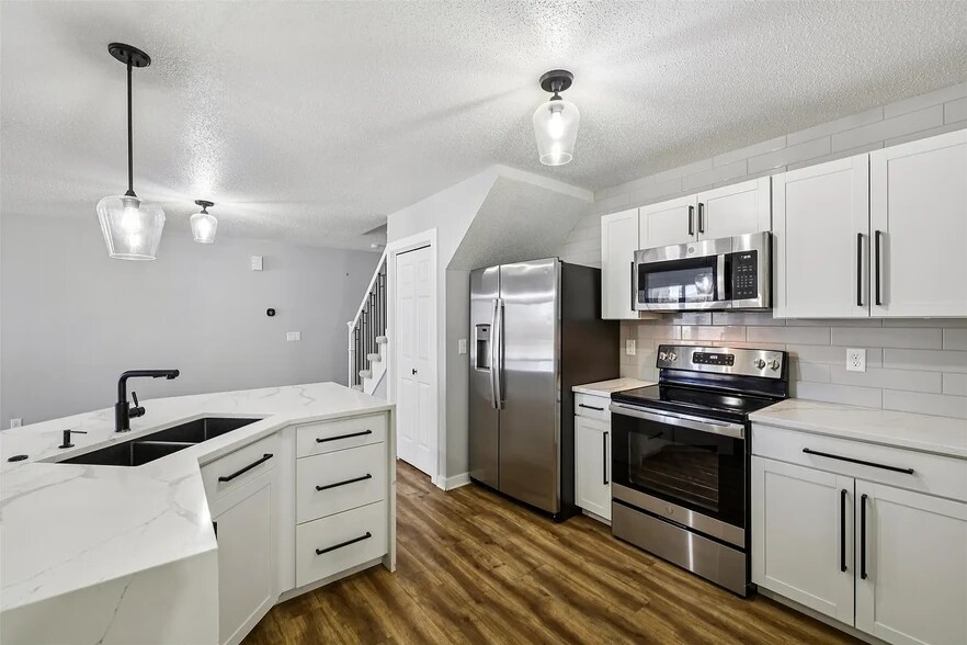 Building Photo - 811 Burr Oaks Dr