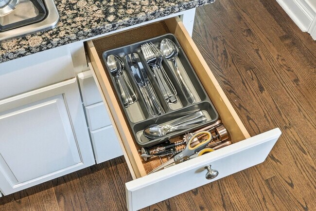 Building Photo - 657 N Carpenter St