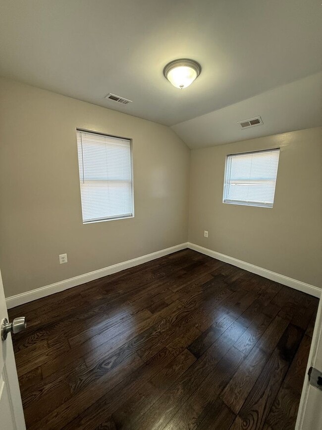 Building Photo - 312 Burbank St SE