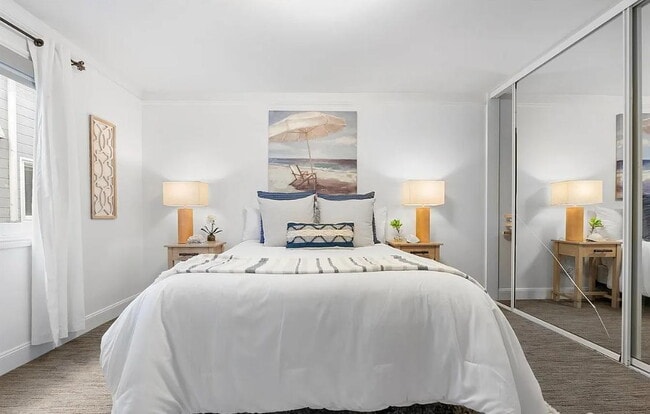 Building Photo - 1-bedroom, 1-bathroom apartment just moments from the breathtaking shores of Ocean Beach.