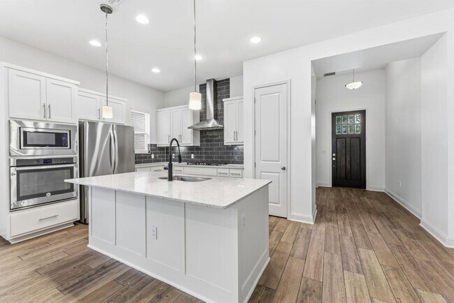 Building Photo - 5209 Mandevilla Dr