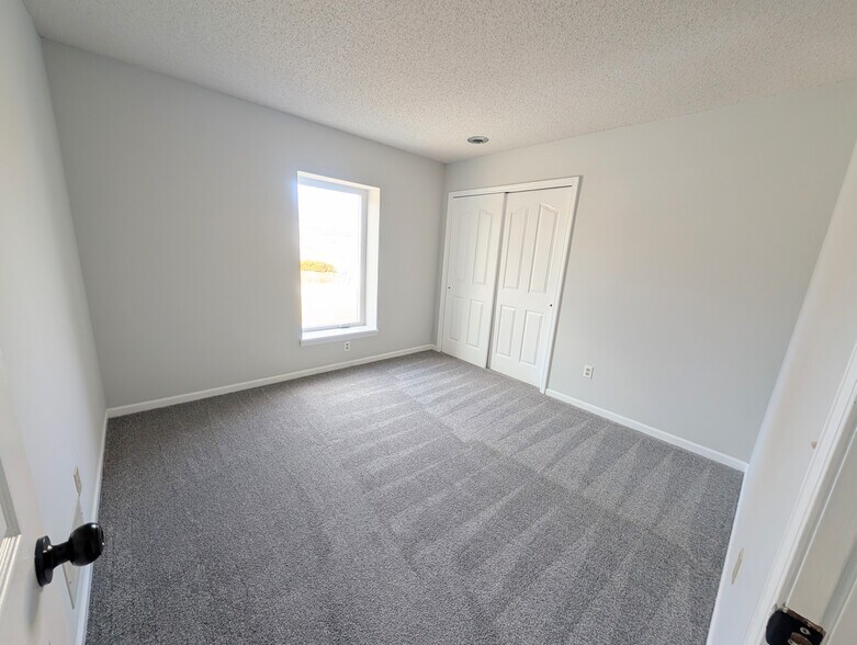 Building Photo - 1637 E Sheridan Bridge Ln