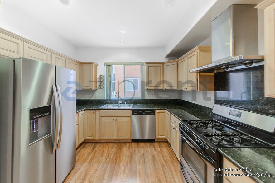 Building Photo - 11622 Oxnard St