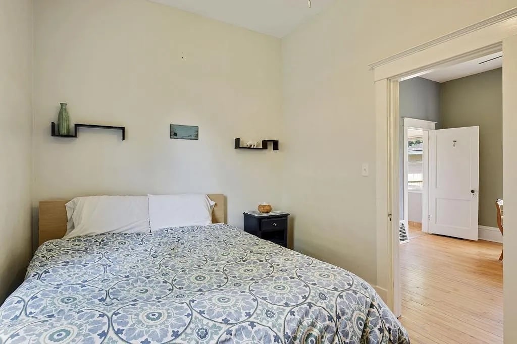 Primary bedroom - 3935 Hubbard Ave N