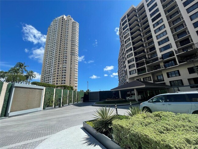 Building Photo - 540 Brickell Key Dr