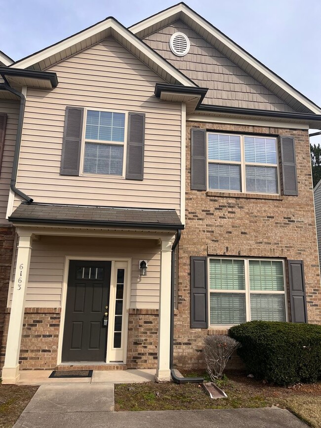 Building Photo - Beautiful Townhouse