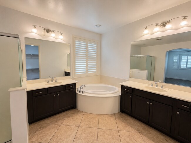 Building Photo - 2595 E Ebony Dr