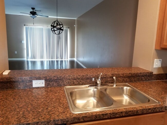 Building Photo - Home is in the Heart of New Tampa