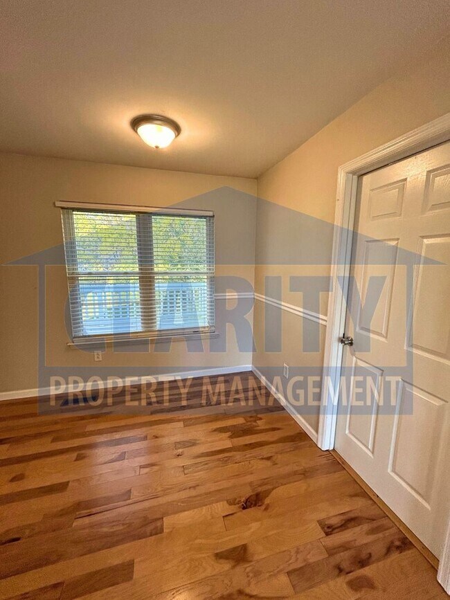 Building Photo - *HOLIDAY SPECIAL!* $400 OFF DECEMBER'S RENT!*