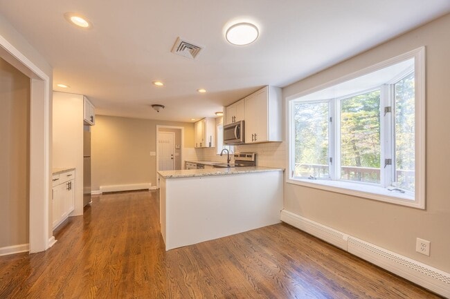 Building Photo - Charming 4 Bedroom Colonial with Updated K...