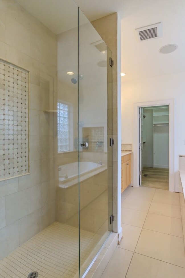 Building Photo - 4Bd/4Ba Seattle Home