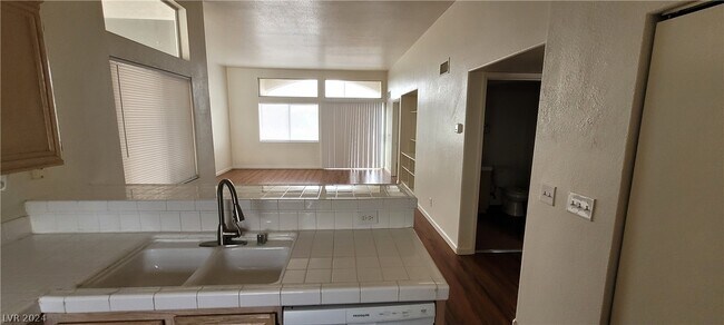 Building Photo - 3125 N Buffalo Dr