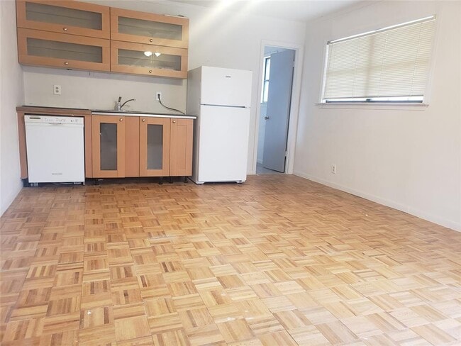 Building Photo - 609 Bissonet Ln